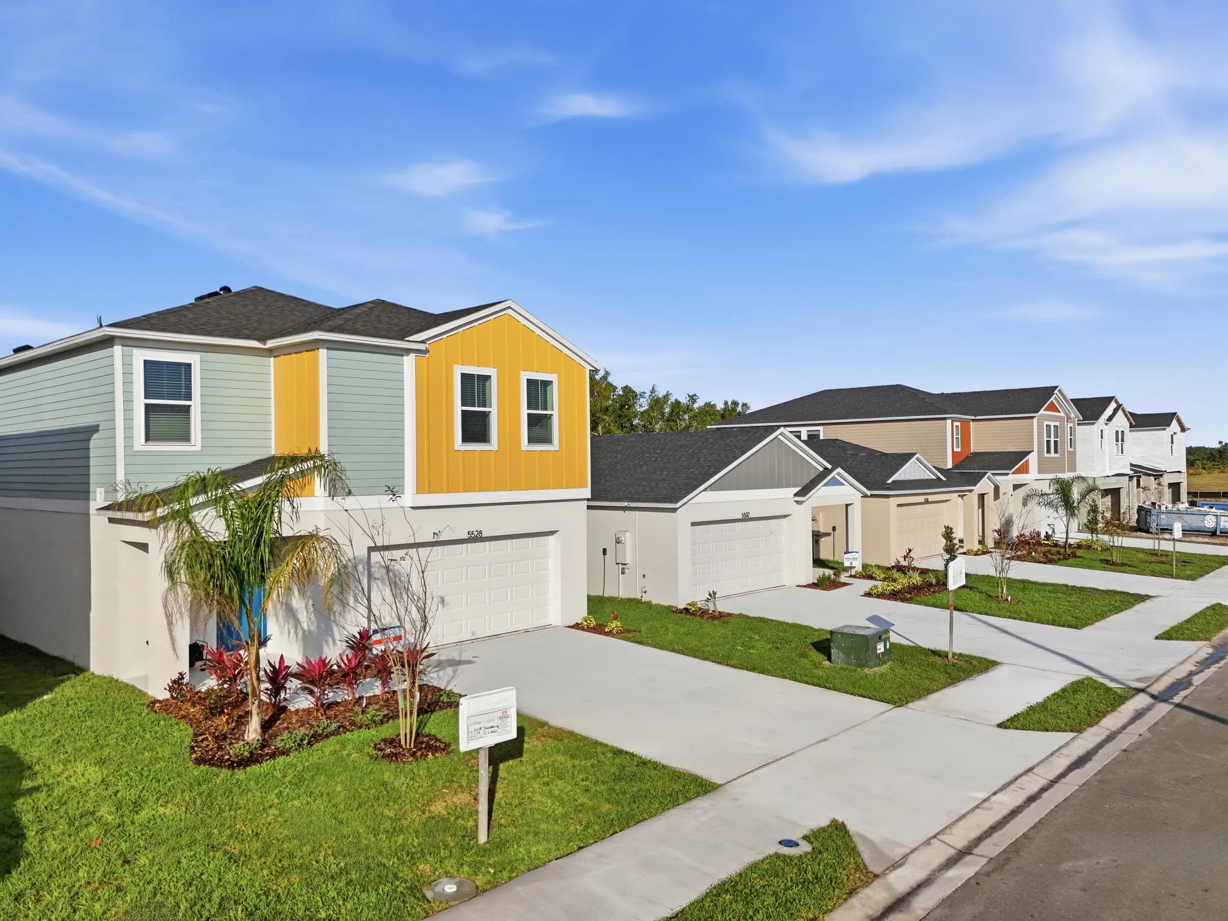 Street of Villa Mar model homes in yellow, blue and gray
